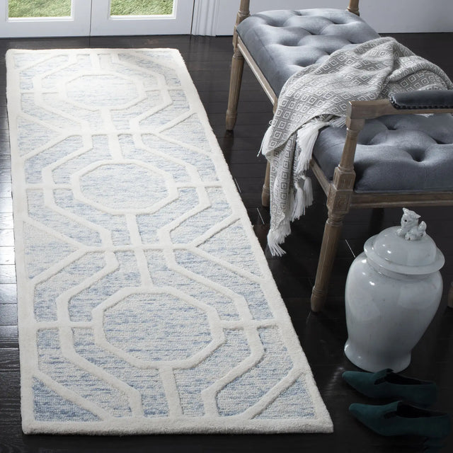 Safavieh Cambridge 2'-6" x 8'-0" Rug in Light Blue / Ivory