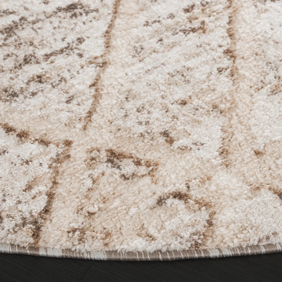 Safavieh Ravine Shag 6'-7" x 6'-7" Rug in Beige / Ivory