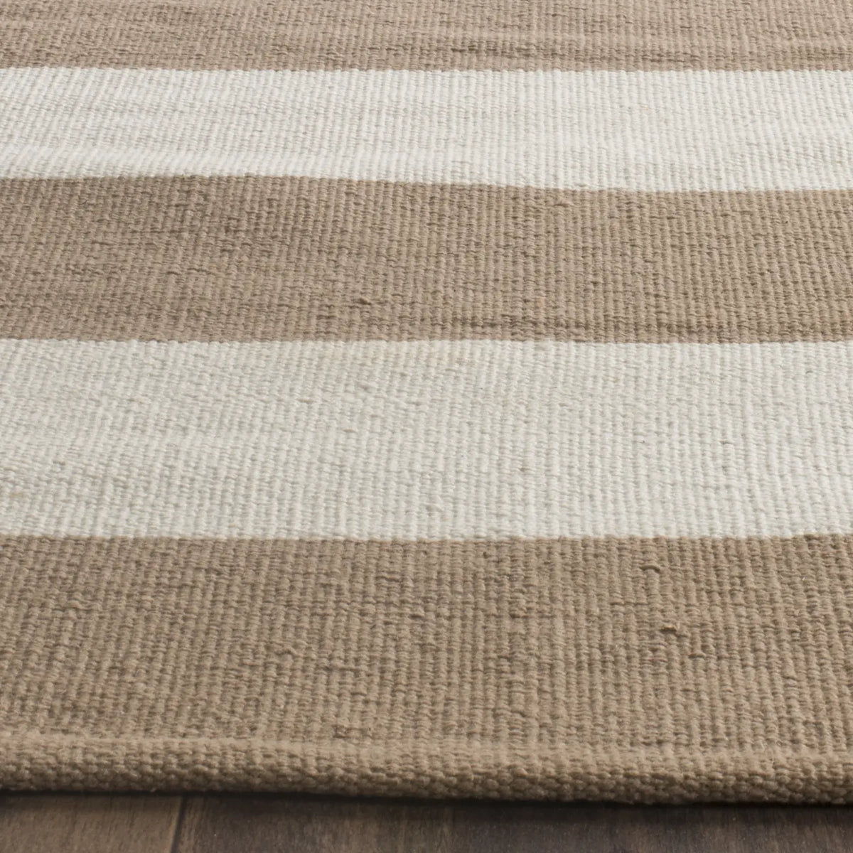 Safavieh Montauk 2'-3" x 7'-0" Rug in Sand / Ivory