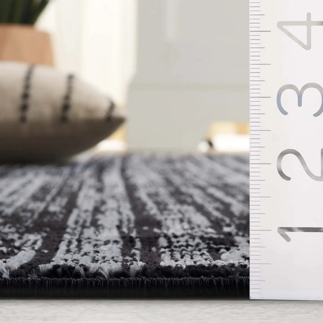 Safavieh Mila 4'-0" x 6'-0" Rug in Black / Ivory