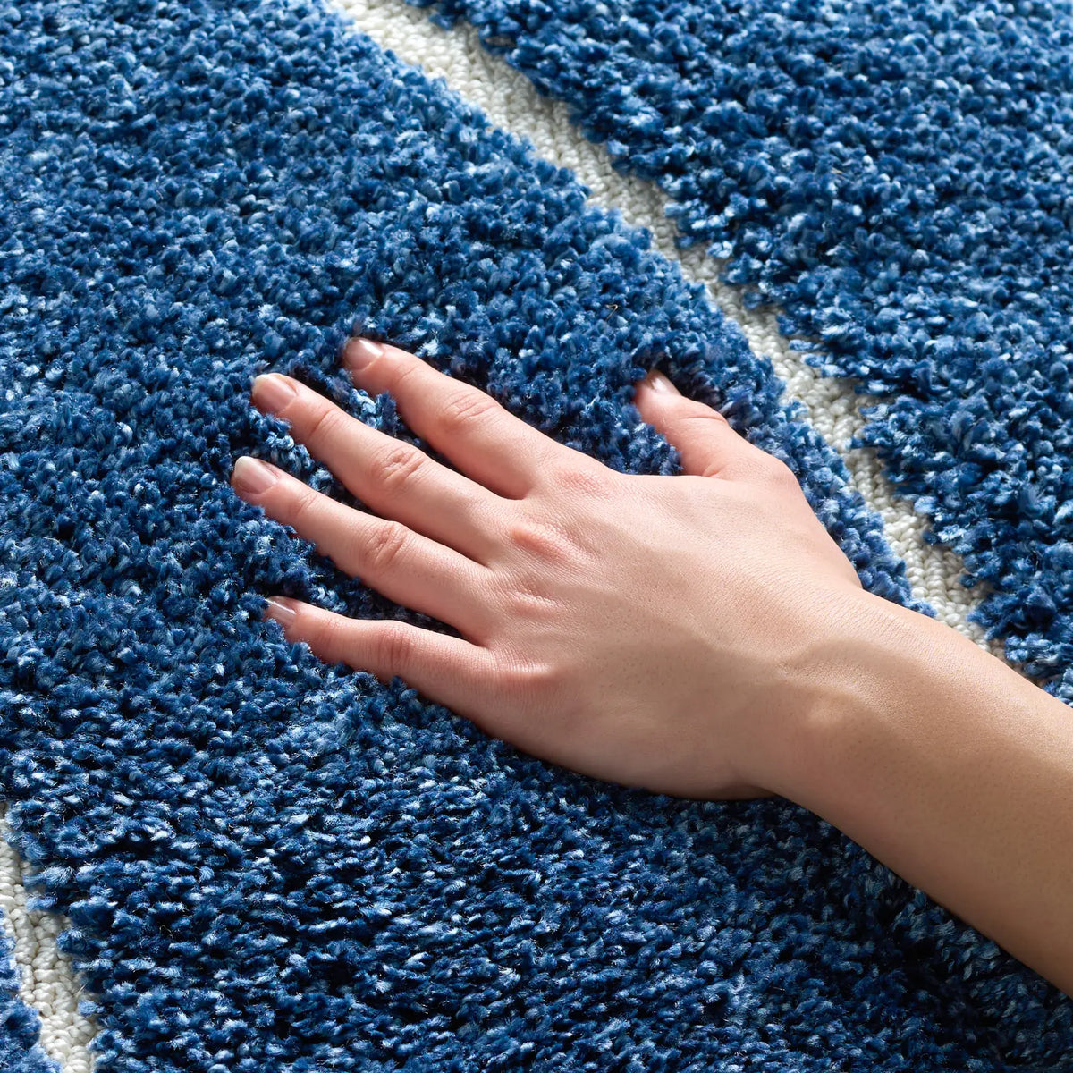 Safavieh Florida Shag 4'-0" x 6'-0" Rug in Dark Blue / Cream