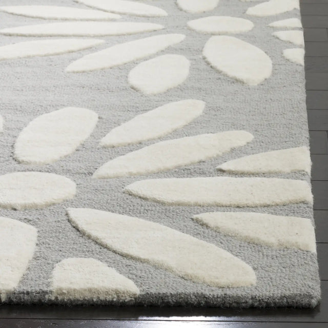 Safavieh Safavieh Kids 5'-0" x 7'-0" Rug in Grey / Ivory