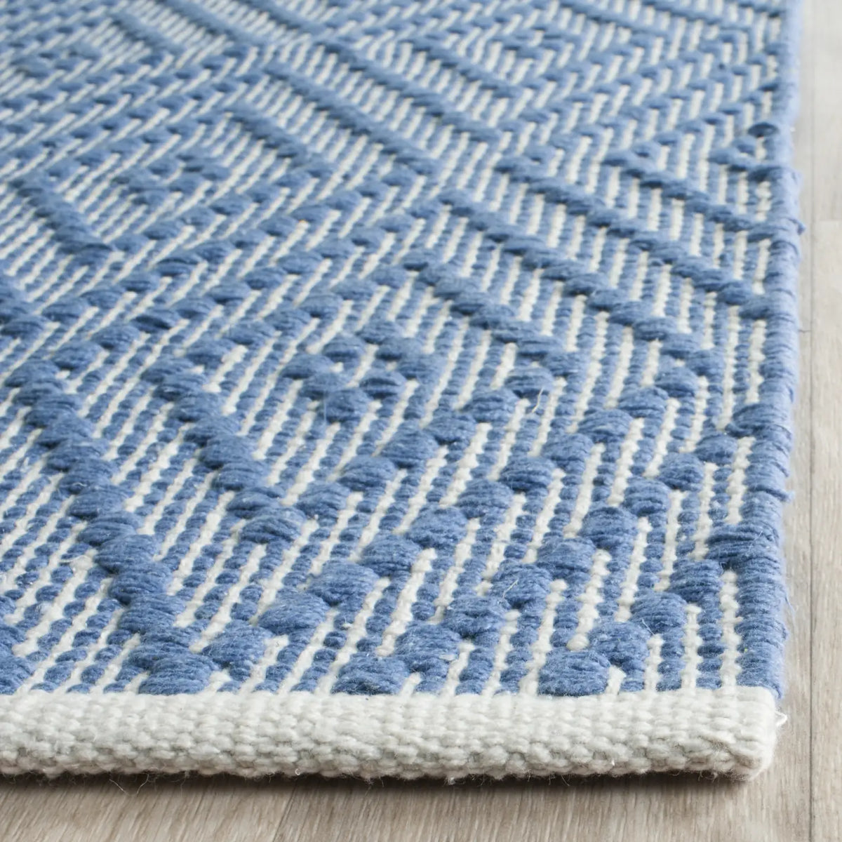 Safavieh Montauk 2'-3" x 7'-0" Rug in Blue / Ivory