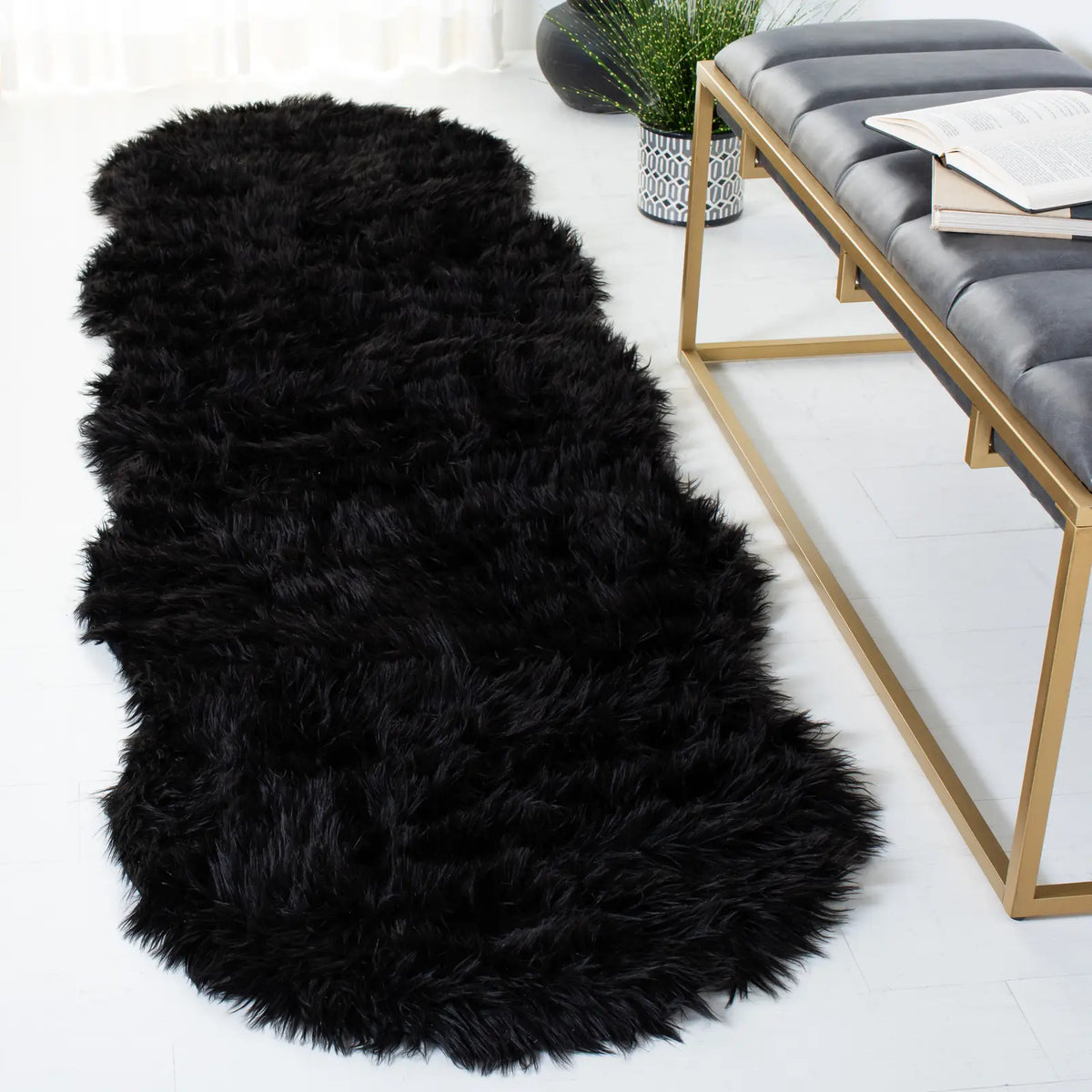 Safavieh Faux Sheep Skin 2'-6" x 6'-0" Rug in Black