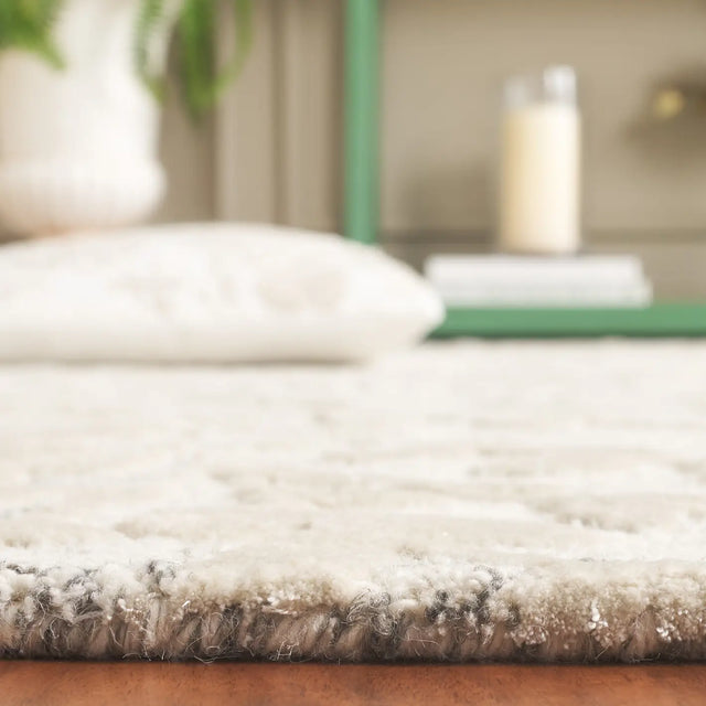 Safavieh Glamour 4'-0" x 6'-0" Rug in Natural / Grey