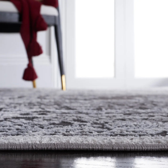 Safavieh Amelia 4'-5" x 6'-5" Rug in Charcoal / Grey