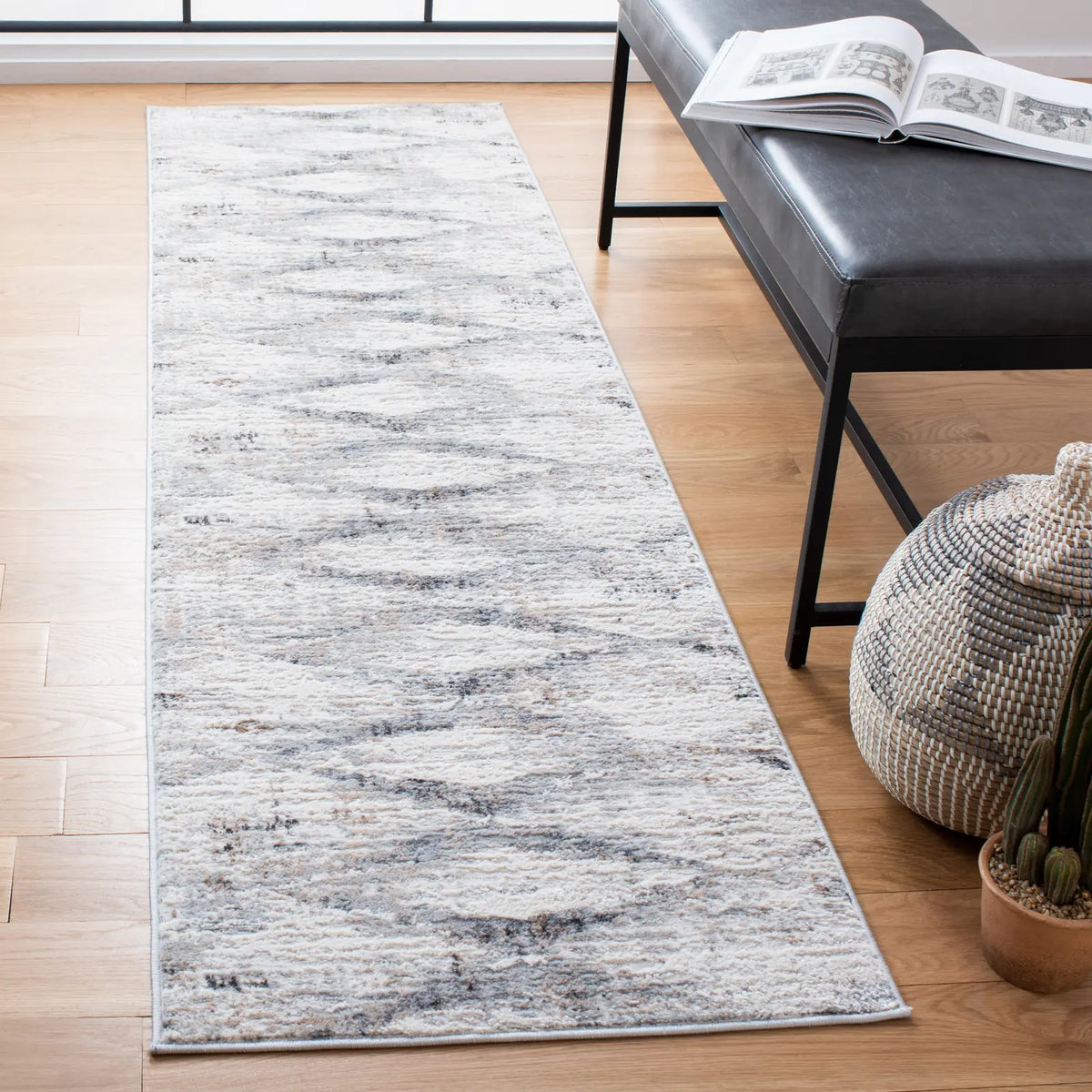 Safavieh Amelia 2'-3" x 8'-0" Rug in Ivory / Gold