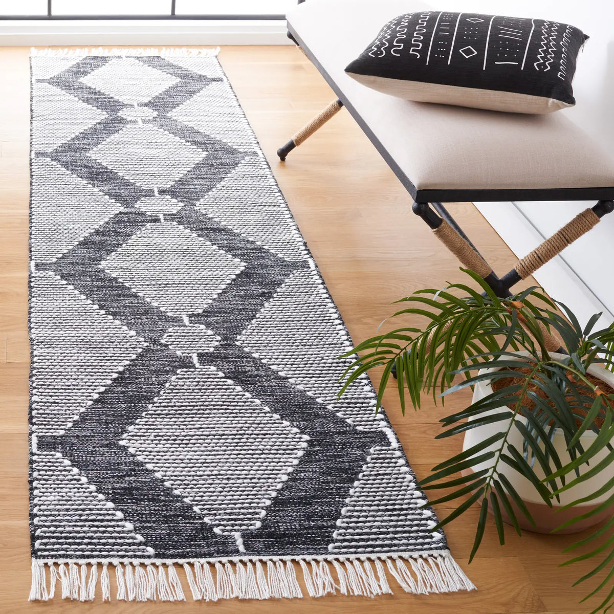 Safavieh Kilim 2'-3" x 9'-0" Rug in Black / Ivory