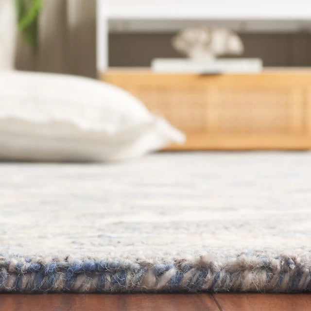Safavieh Blossom 4'-0" x 6'-0" Rug in Blue / Ivory