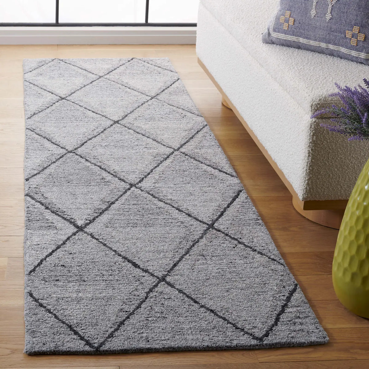 Safavieh Metro 2'-3" x 8'-0" Rug in Grey / Charcoal