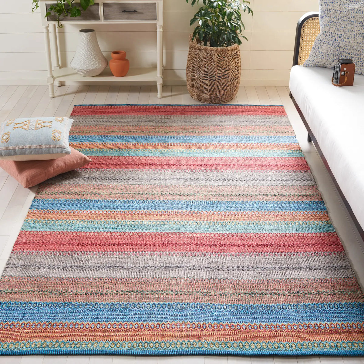 Safavieh Montauk 4'-0" x 6'-0" Rug in Blue / Grey