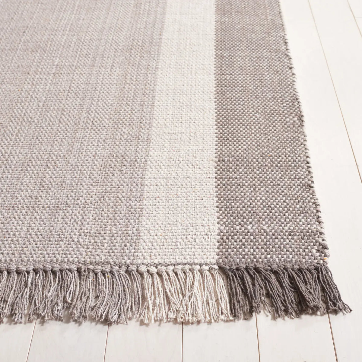 Safavieh Montauk 4'-0" x 6'-0" Rug in Ivory / Grey