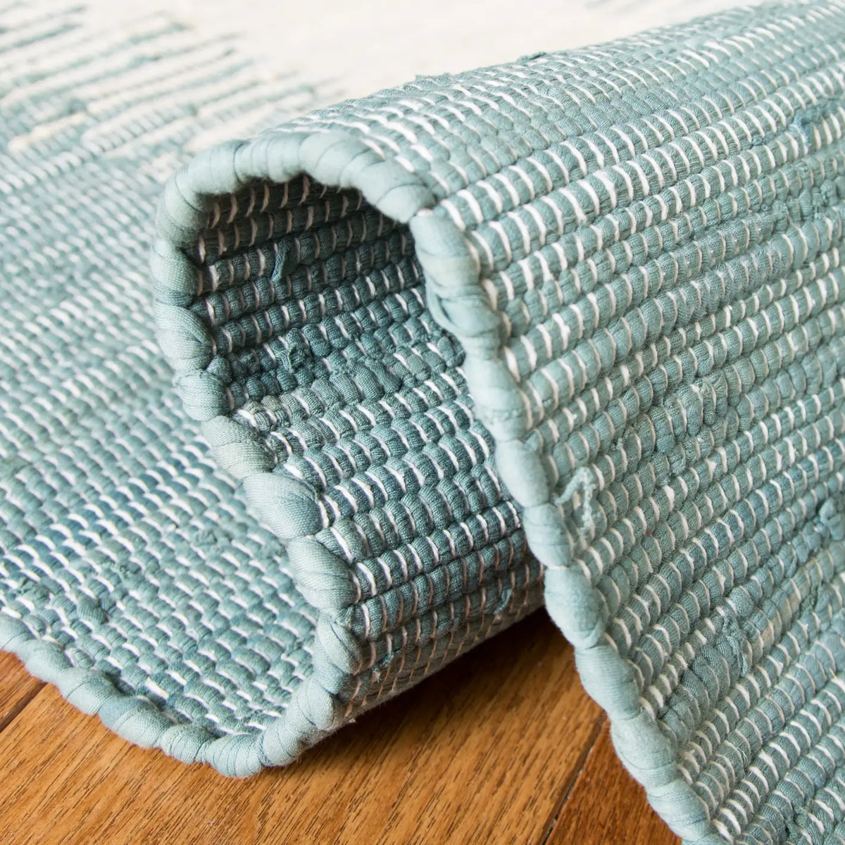 Safavieh Montauk 4'-0" x 6'-0" Rug in Blue