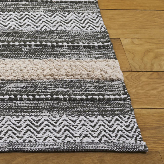 Safavieh Montauk 4'-0" x 6'-0" Rug in Green / Ivory