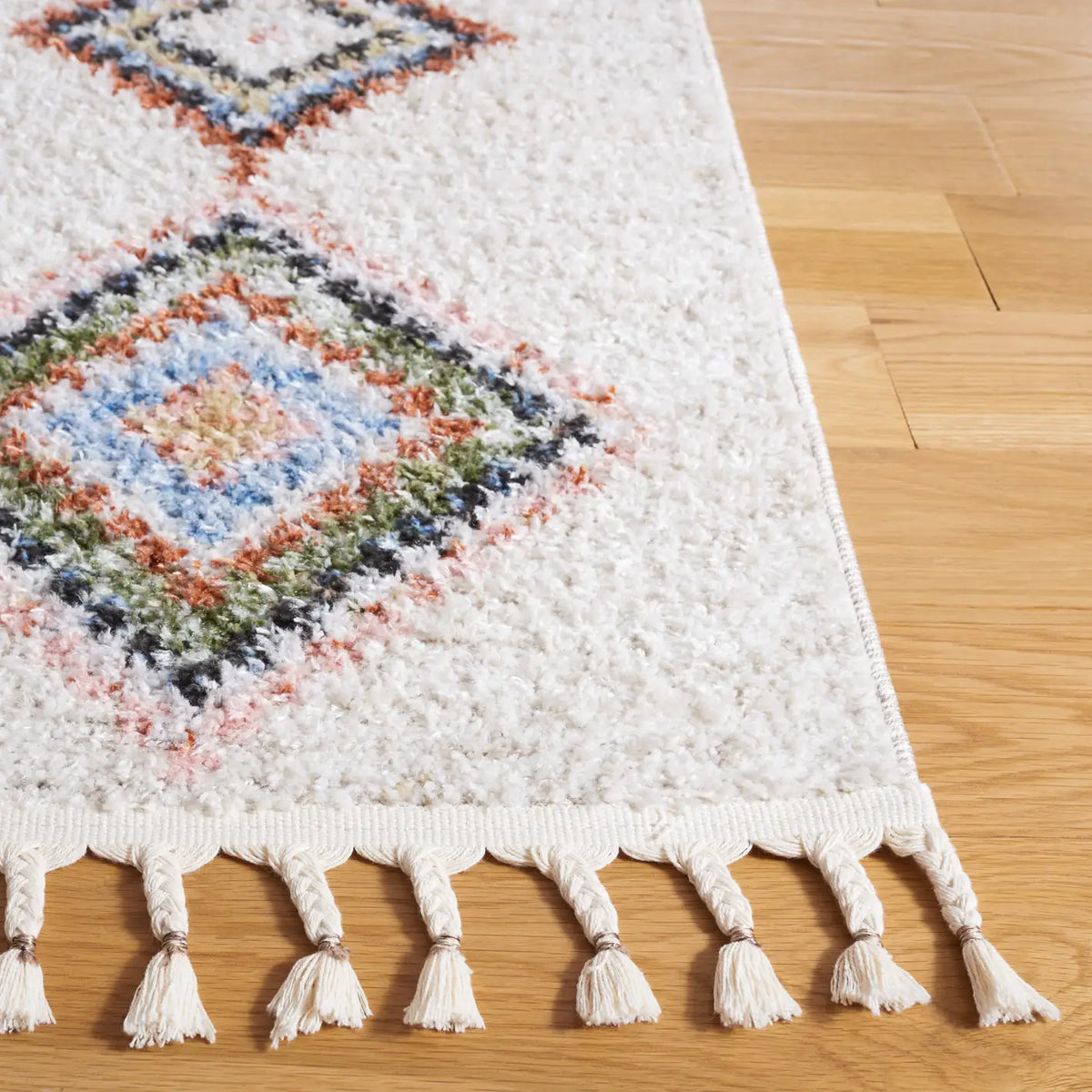 Safavieh Chapel 4'-0" x 6'-0" Rug in Ivory / Black