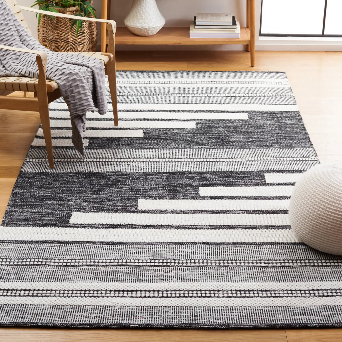 Safavieh Kilim 4'-0" x 6'-0" Rug in Ivory / Black