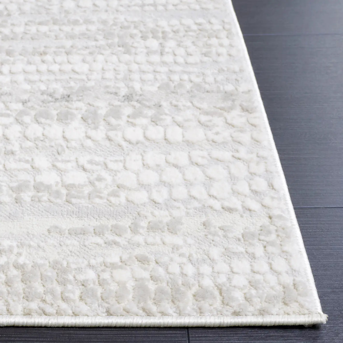Safavieh Hanna 4'-0" x 6'-0" Rug in Grey Ivory / Dark Grey