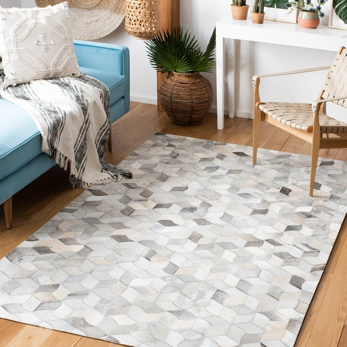 Safavieh Studio Leather 4'-0" x 6'-0" Rug in Ivory / Grey