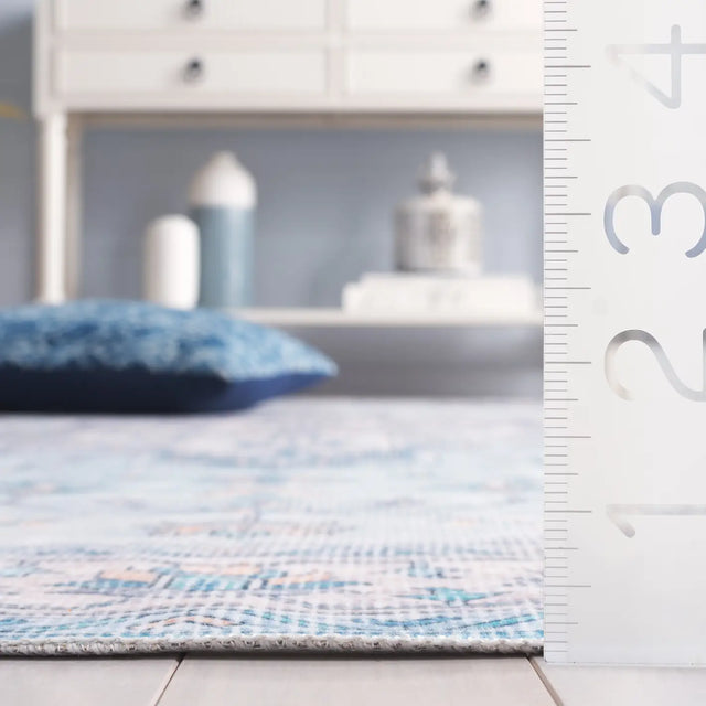 Safavieh Arizona 4'-0" x 6'-0" Rug in Light Blue / Ivory