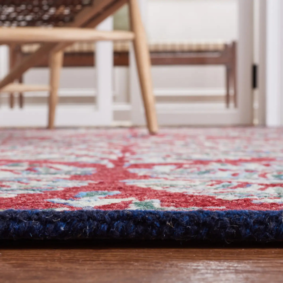 Safavieh Capri 4'-0" x 6'-0" Rug in Red / Green