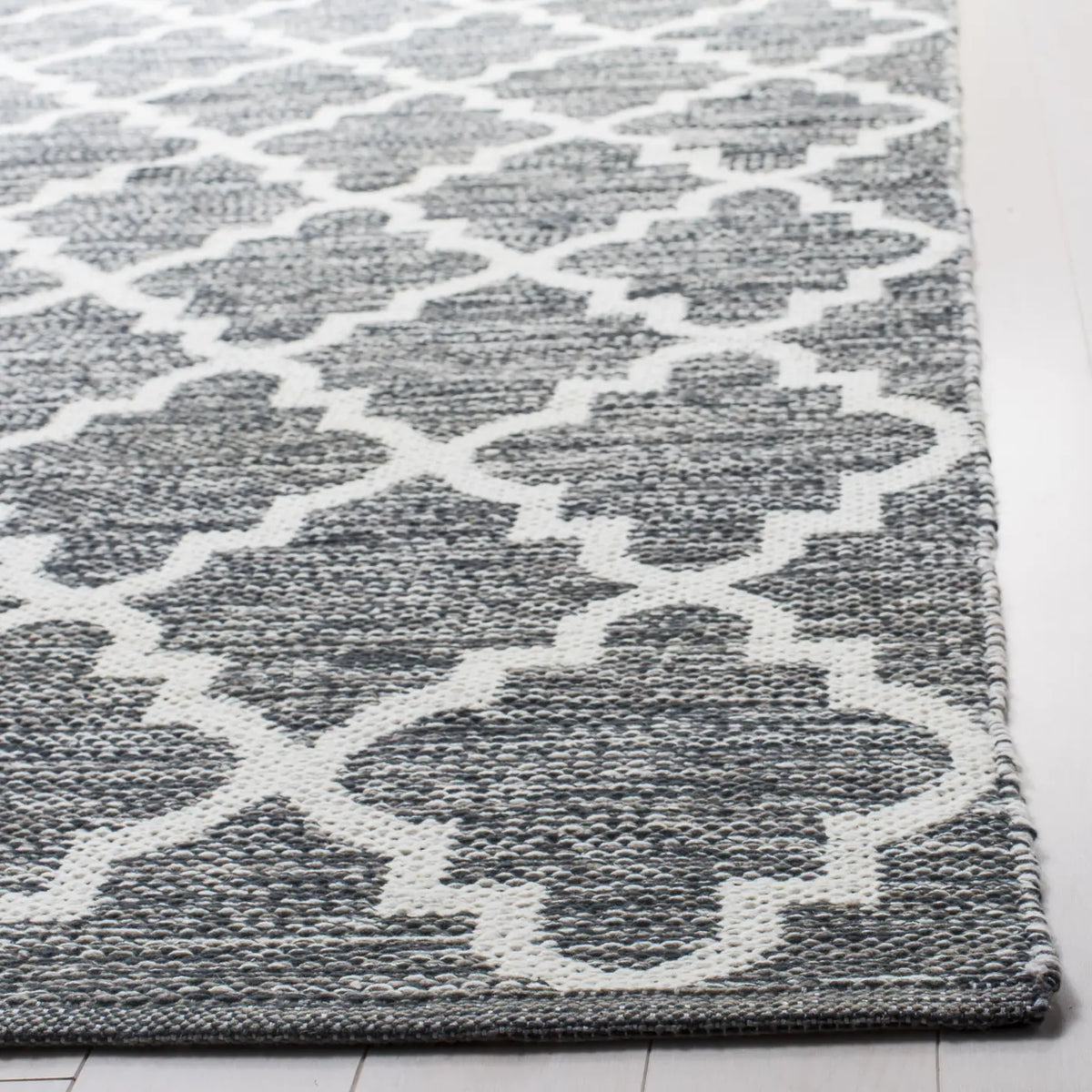 Safavieh Montauk 5'-0" x 8'-0" Rug in Charcoal / Ivory