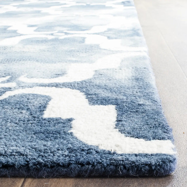 Safavieh Dip Dye 6'-0" x 9'-0" Rug in Navy / Ivory