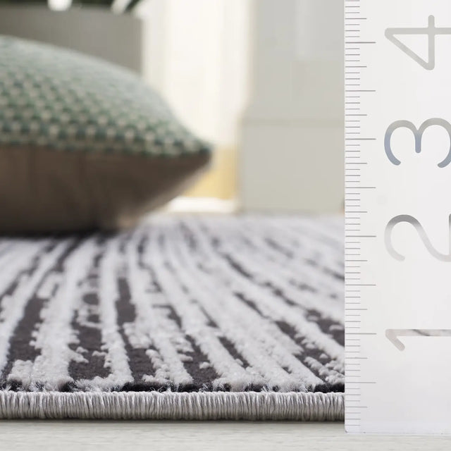 Safavieh Mila 4'-0" x 6'-0" Rug in Beige / Black