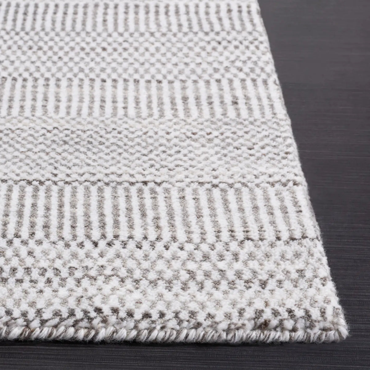 Safavieh Mirage 4'-0" x 6'-0" Rug in Brown / Ivory