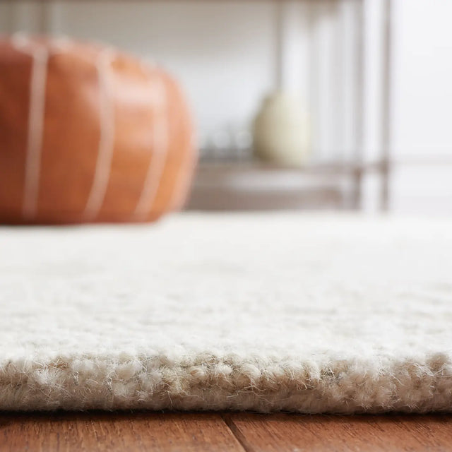 Safavieh Blossom 5'-0" x 8'-0" Rug in Silver / Ivory