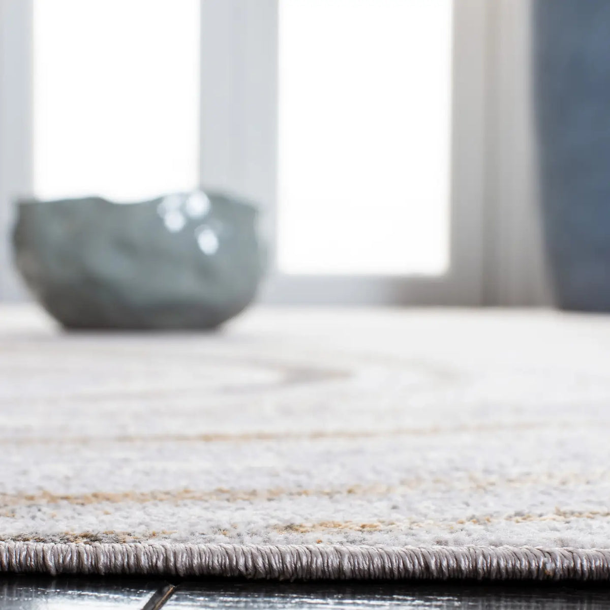Safavieh Orchard 4'-5" x 6'-5" Rug in Grey / Gold