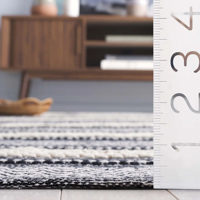 Safavieh Montauk 4'-0" x 6'-0" Rug in Black / Ivory