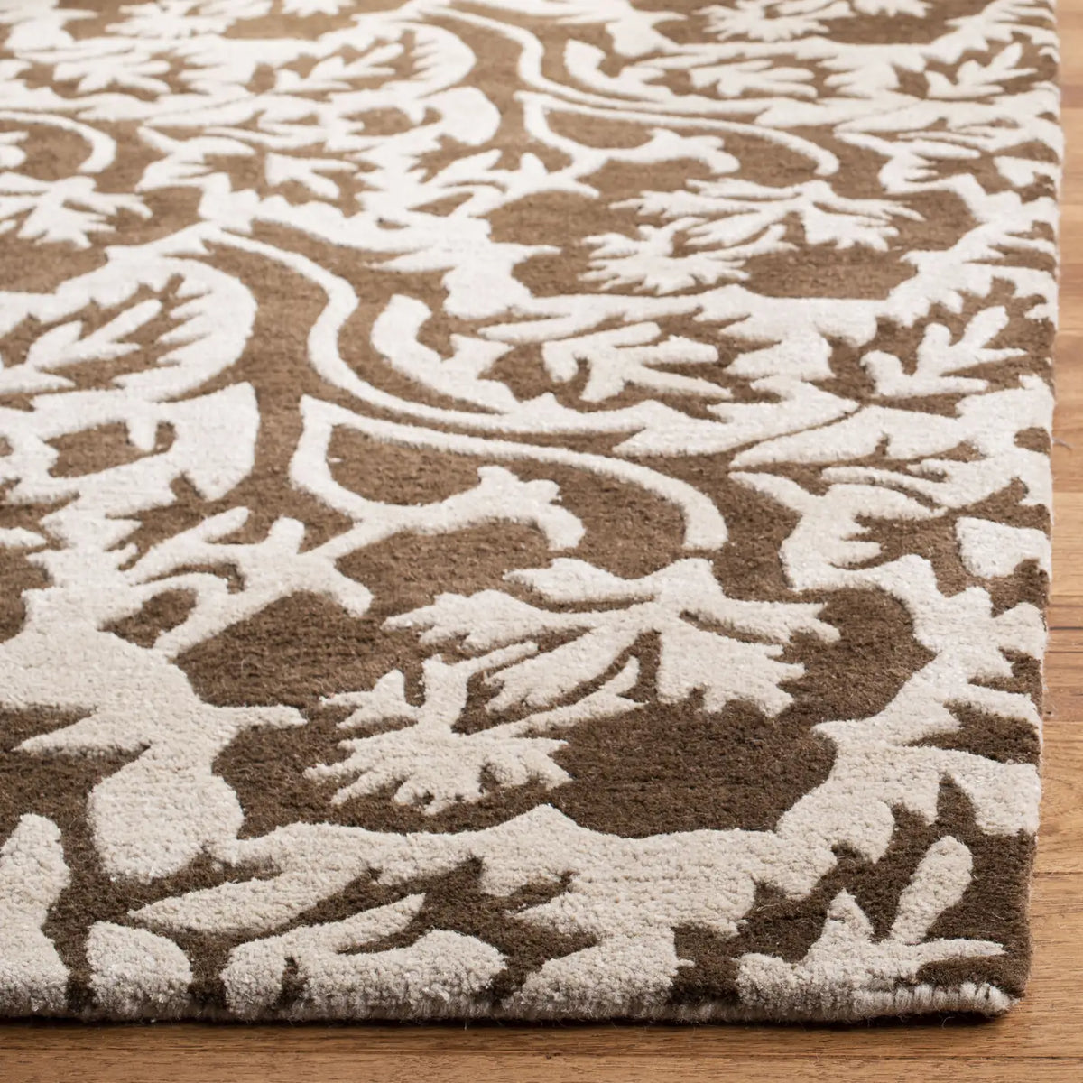 Safavieh Soho 3'-6" x 5'-6" Rug in Brown / Ivory
