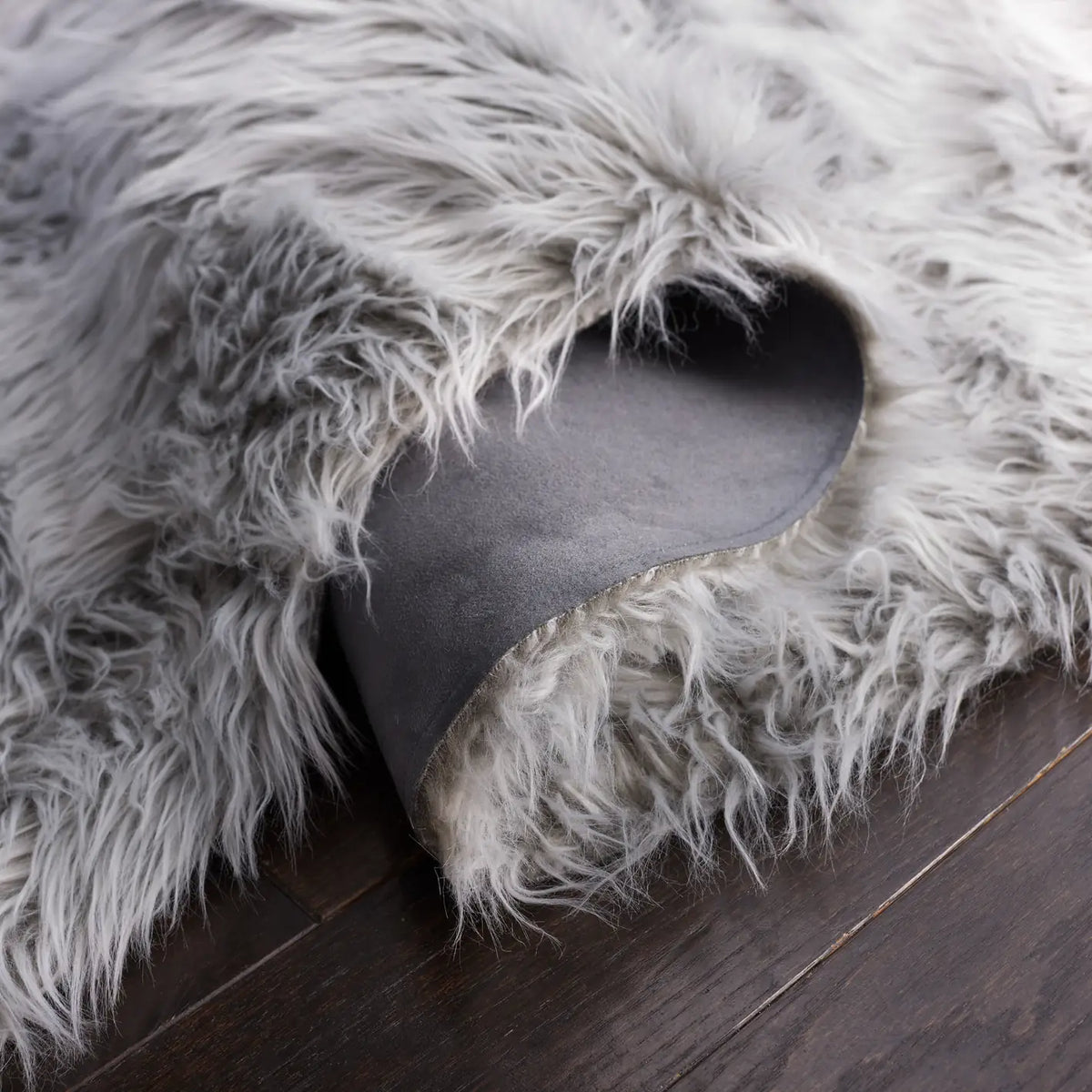Safavieh Faux Sheep Skin 5'-0" x 8'-0" Rug in Light Grey