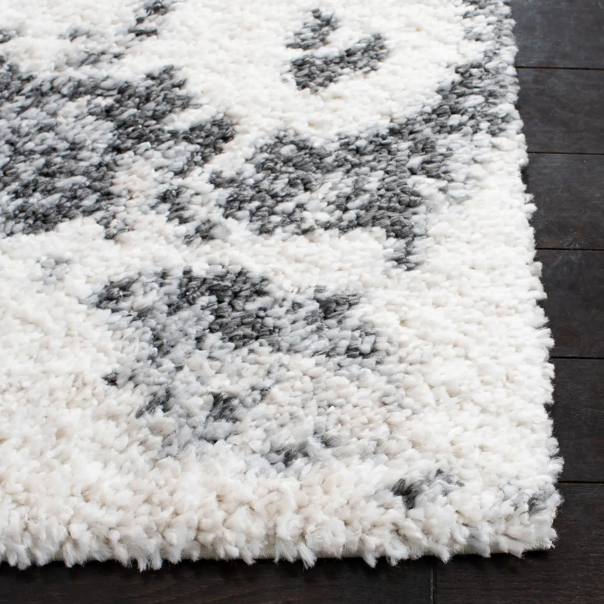 Safavieh Berber Shag 4'-5" x 6'-5" Rug in Grey / Ivory