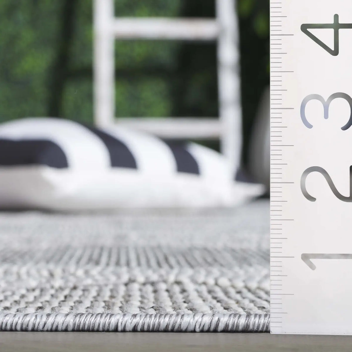 Safavieh Global 4'-0" x 6'-0" Rug in Grey / Ivory