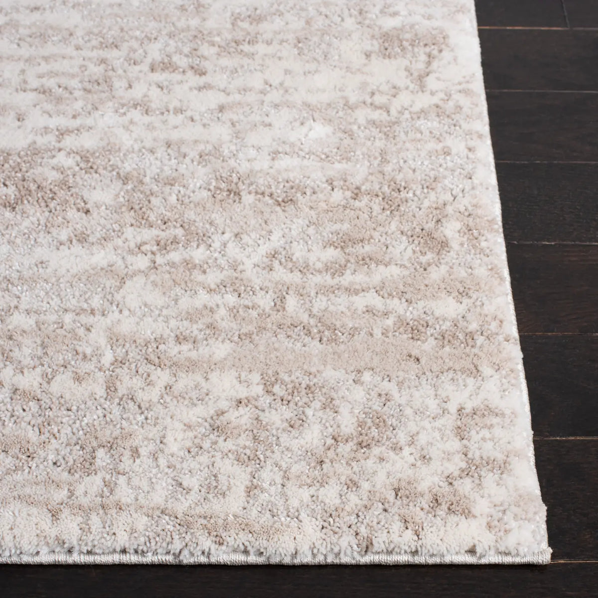 Safavieh Century 300 4'-5" x 6'-5" Rug in Ivory / Beige
