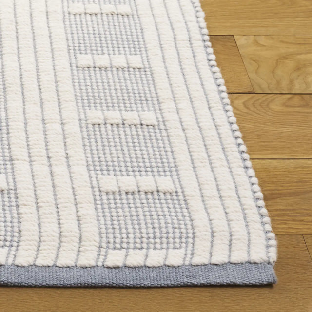 Safavieh Vermont 4'-0" x 6'-0" Rug in Light Blue / Ivory