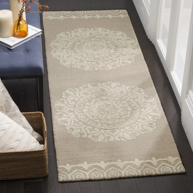 Safavieh Bella 2'-3" x 7'-0" Rug in Beige / Ivory