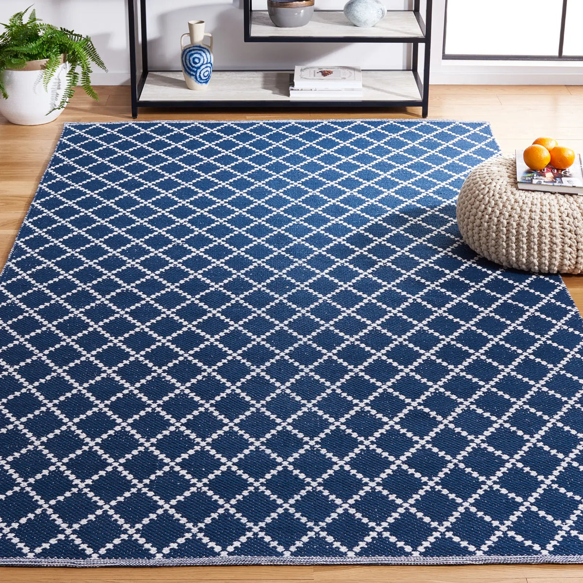 Safavieh Montauk 4'-0" x 6'-0" Rug in Navy / Ivory