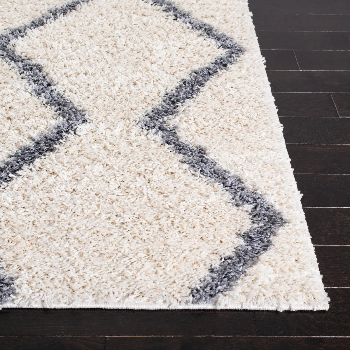 Safavieh Venus Shag 600 4'-0" x 6'-0" Rug in Ivory / Grey