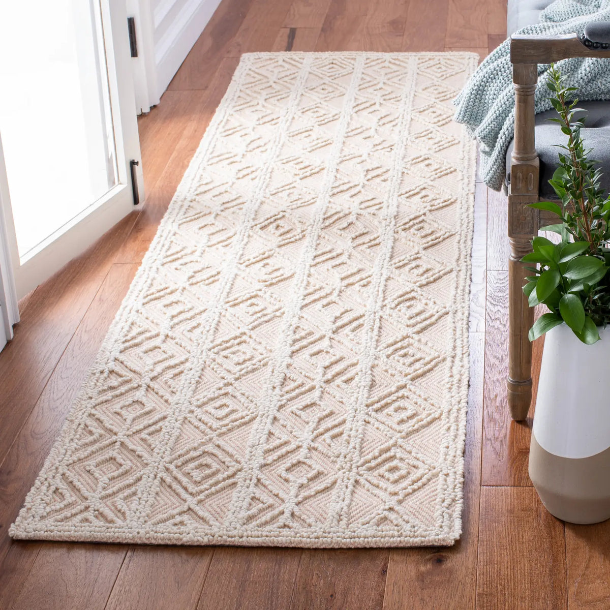 Safavieh Martha Stewart 2'-3" x 8'-0" Rug in Beige / Pink