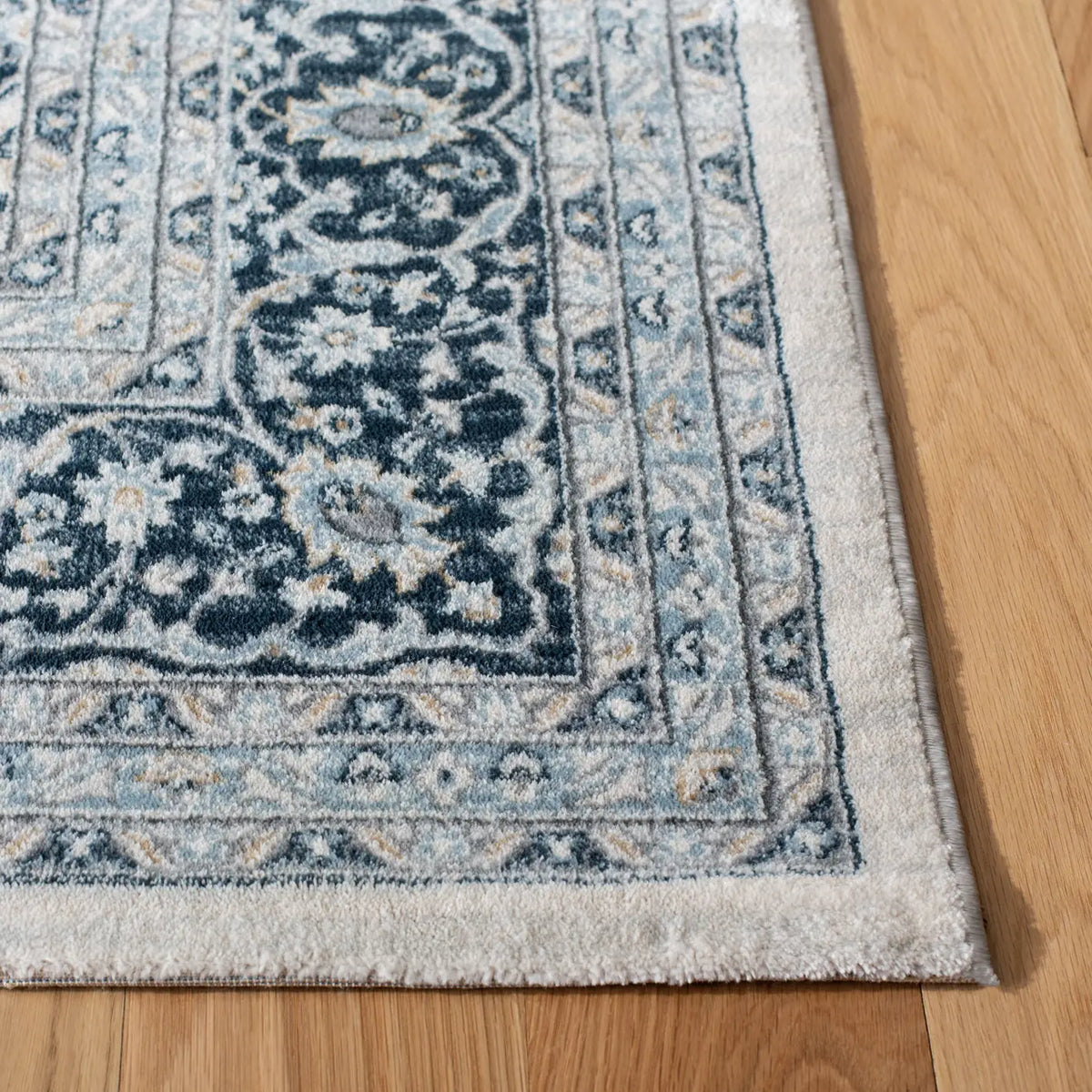 Safavieh Isabella 4'-0" x 6'-0" Rug in Cream / Dark Blue