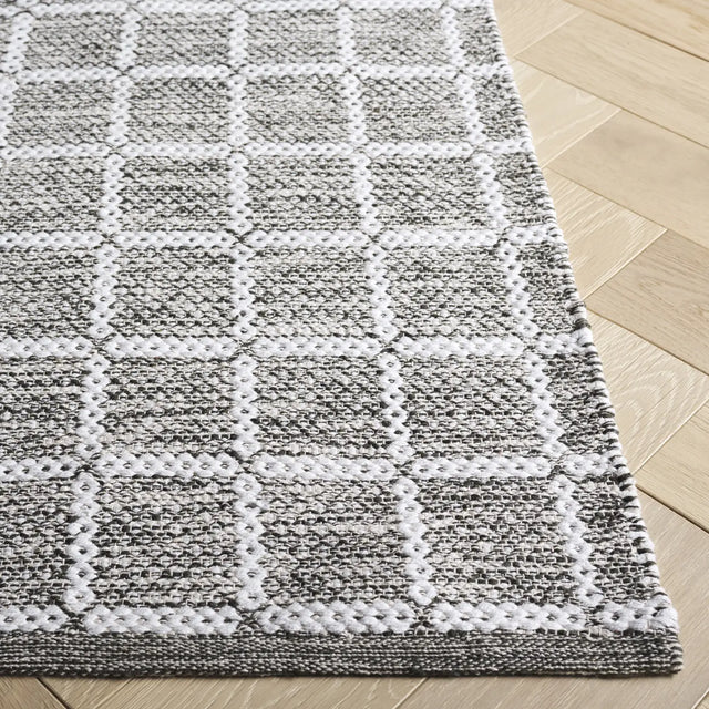 Safavieh Montauk 4'-0" x 6'-0" Rug in Green / Ivory