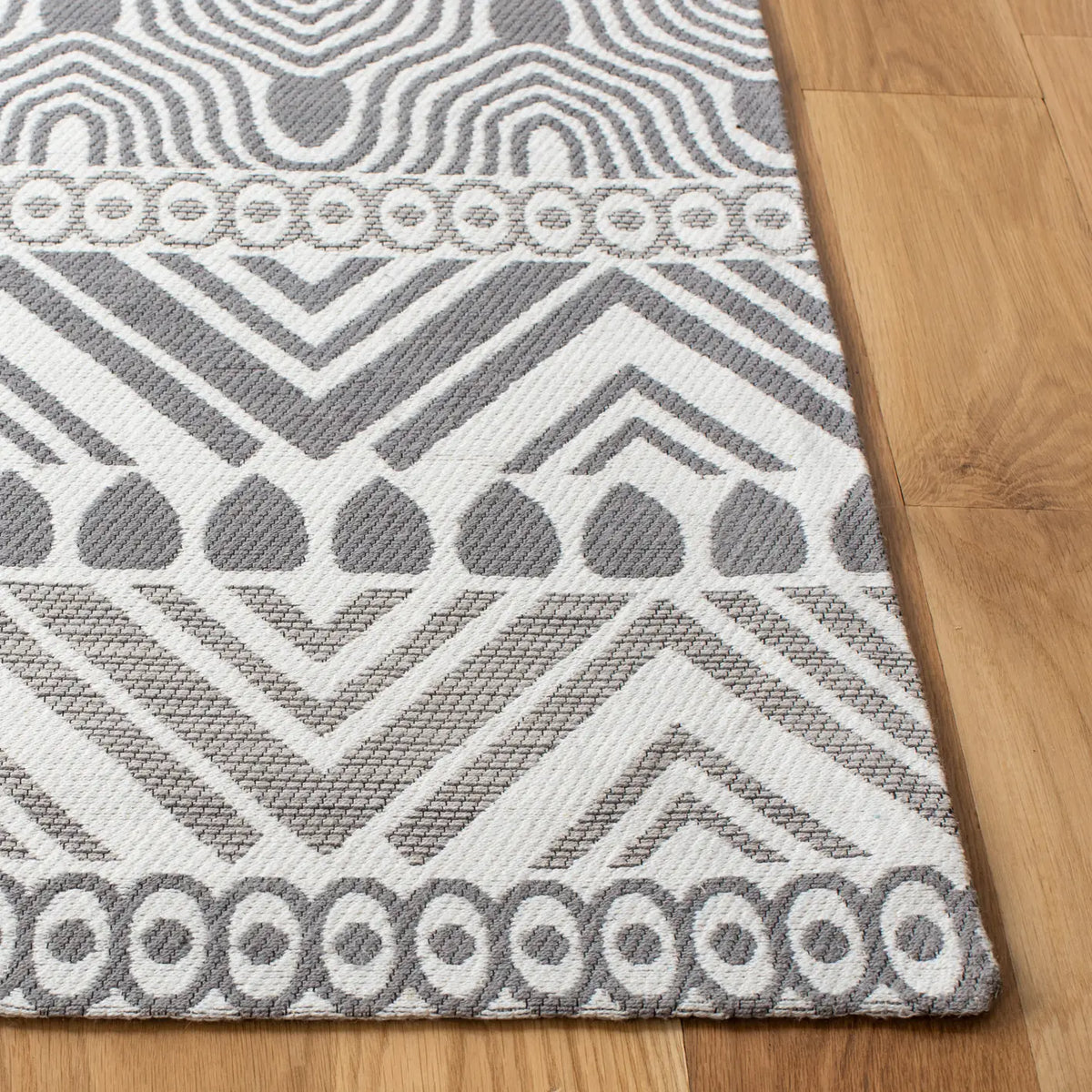 Safavieh Marbella 4'-0" x 6'-0" Rug in Grey