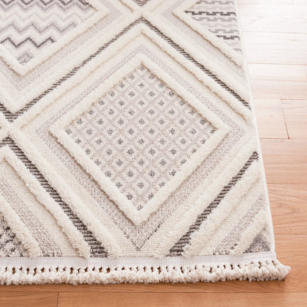 Safavieh Urban 4'-0" x 6'-0" Rug in Grey / Ivory