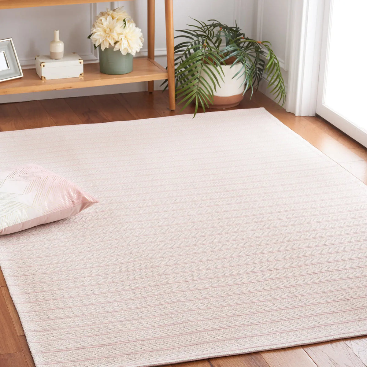 Safavieh Martha Stewart 5'-0" x 7'-0" Rug in Pink / Ivory