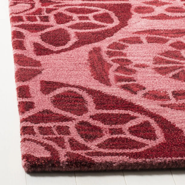 Safavieh Wyndham 5'-0" x 8'-0" Rug in Red