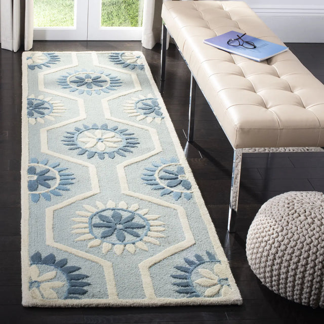 Safavieh Cambridge 2'-6" x 8'-0" Rug in Blue / Ivory