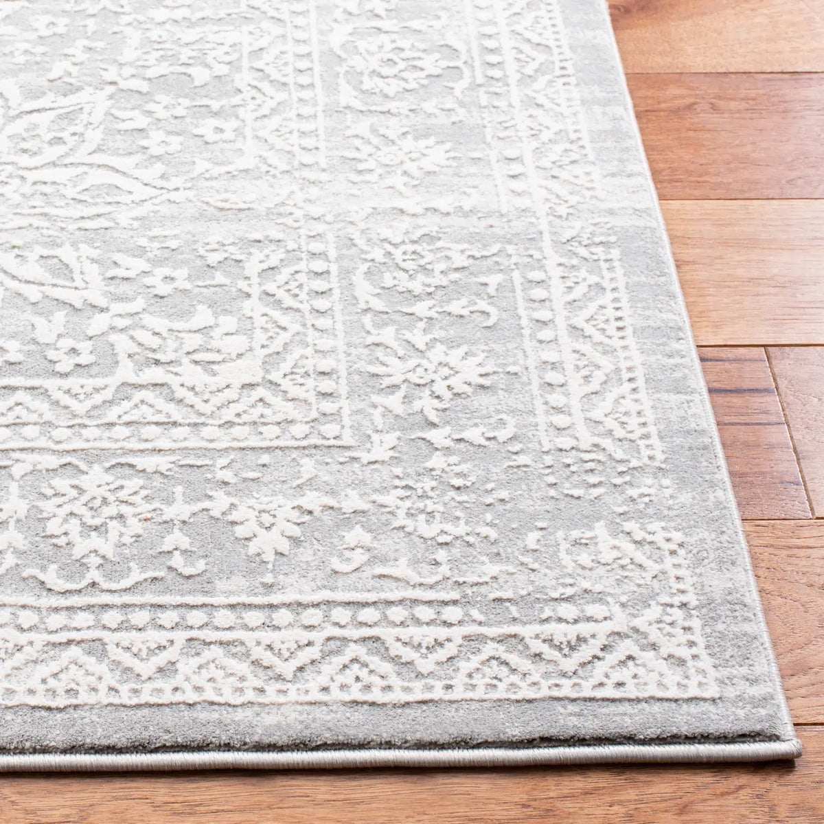 Safavieh Princeton 5'-3" x 7'-6" Rug in Grey / Beige