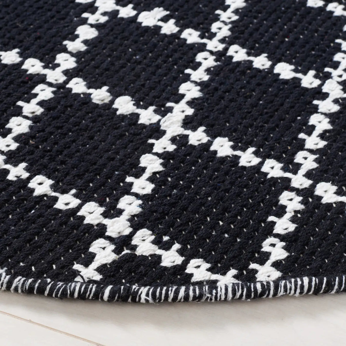 Safavieh Montauk 6'-0" x 6'-0" Rug in Black / Ivory